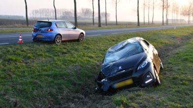 Auto's getakeld na botsing op N253 Schoondijke