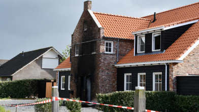 Explosief knalt voordeur uit gevel woning Zoutelande