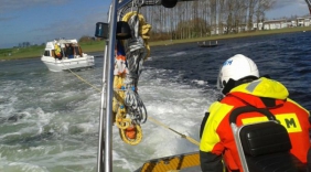 Bootje vaart op strekdam Kamperland