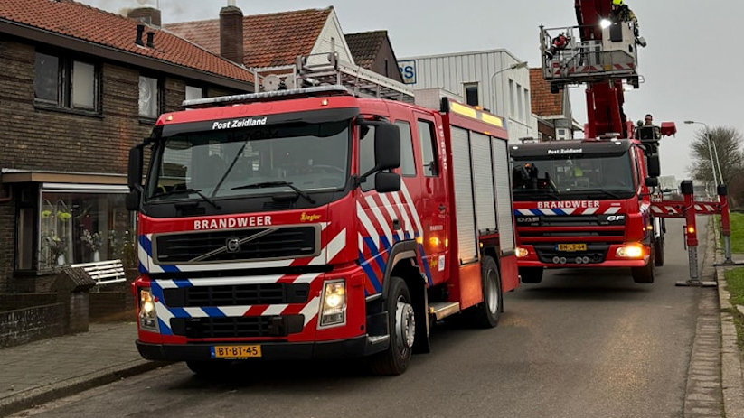 Brandweer Oostburg schoot te hulp na een technische storing in de hoogwerker.