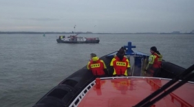 KNRM helpt visboot met motorstoring