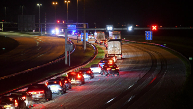 A58 dicht na ongevallen door gladheid bij Vlaketunnel