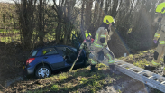 Auto in sloot Lewedorp, brandweer rukt uit