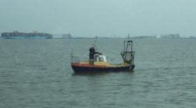 KNRM helpt visboot in problemen