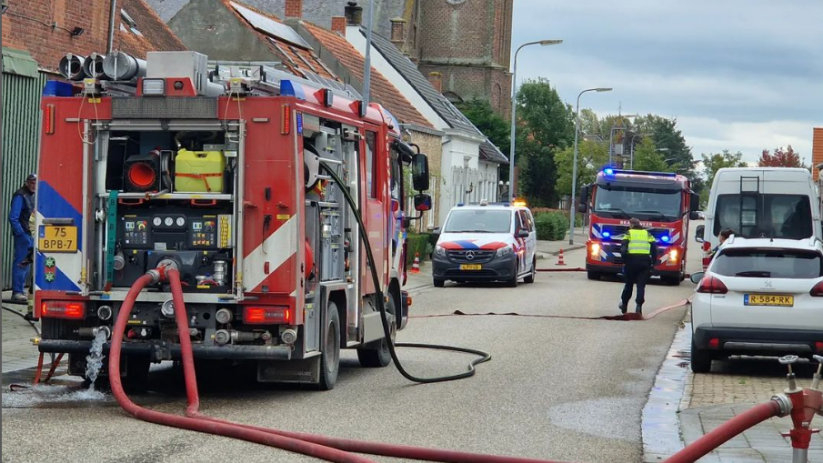 De brandweer rukte uit met drie blusvoertuigen.