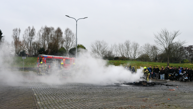 De caravan is tot de grond toe afgebrand.