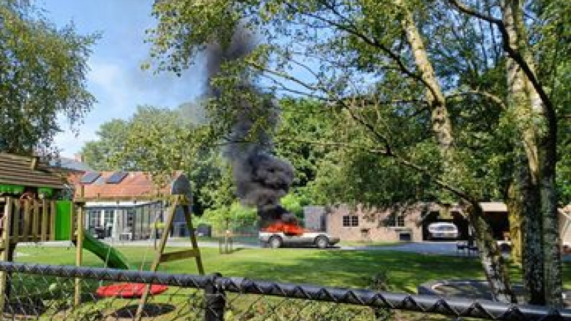 De auto stond in lichterlaaie toen de brandweer aankwam.