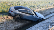 BMW in sloot naast A58 Rilland, één gewonde