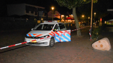 Auto rijdt in op terras Renesse: gewonde en arrestatie