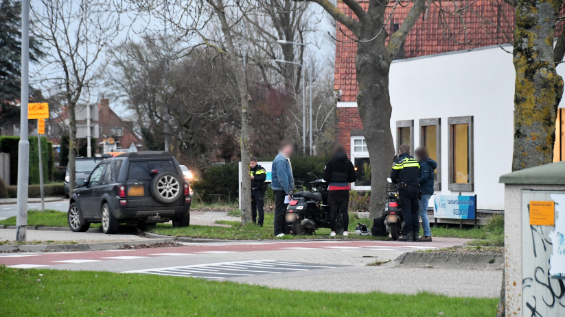 De scooterrijder kwam in botsing met een personenauto.