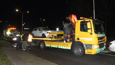 Auto schiet door middenberm en botst met ander voertuig