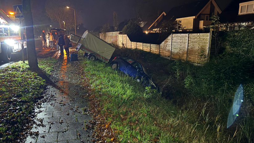 De auto belandde met aanhanger en al in de sloot.