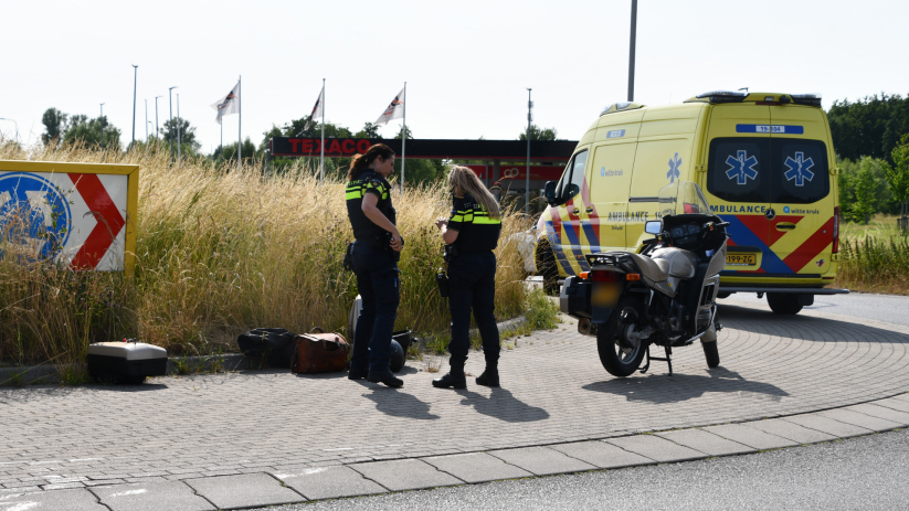 De motorrijder is met onbekend letsel naar het ziekenhuis gebracht.