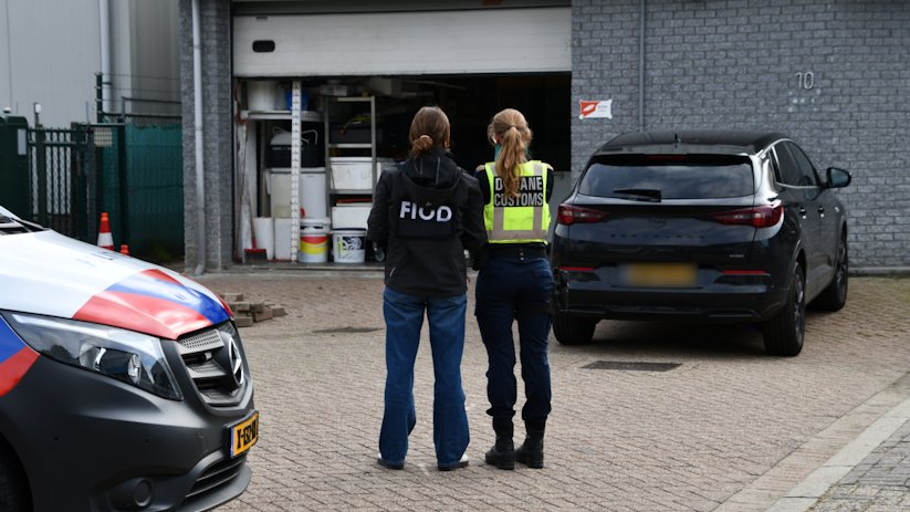 Douane en FIOD bij het bedrijfspand in Tholen.