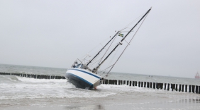 Jacht loopt vast op strand Dishoek