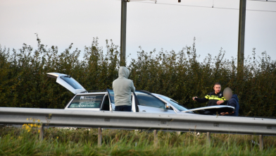 Twee auto's tegen vangrail bij ongeval A58 's-Heer Arendskerke