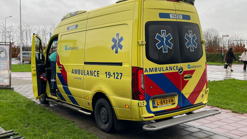 Ambulancemedewerkers ontfermden zich over het slachtoffer.