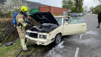 Oldtimer zwaar beschadigd door brand in 's-Gravenpolder
