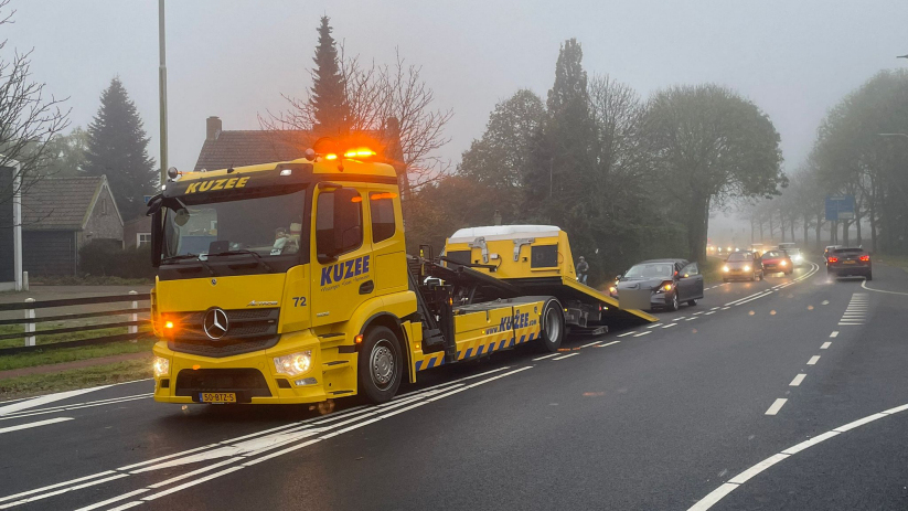 Een vrouw is nagekeken door de ambulancedienst.