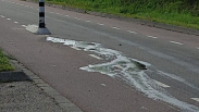 Auto rijdt over wegversmalling in Scharendijke
