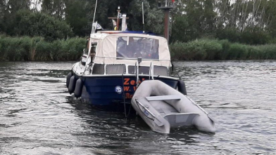 Motorboot vastgelopen op Schelde-Rijnkanaal