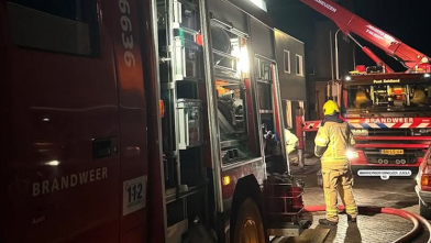 Vuur van grote brand Kerkdreef Axel laait weer op