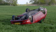 Auto op z'n kop op weiland bij Zoutestraat Hulst