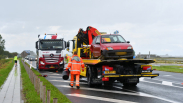 Vrachtwagen en auto in botsing op N59 Kerkwerve