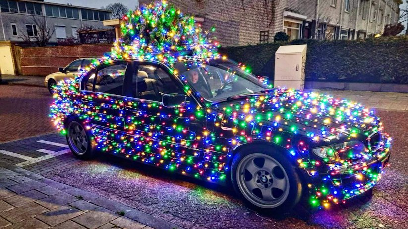 De auto was voorzien van behoorlijk wat kerstlichtjes.