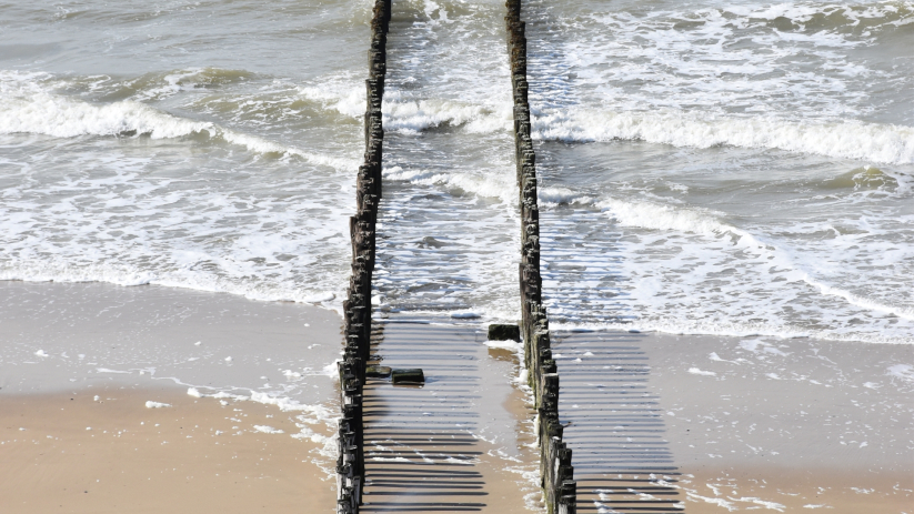 Provincie Zeeland: Houdt kinderen en dieren weg bij zeeschuim