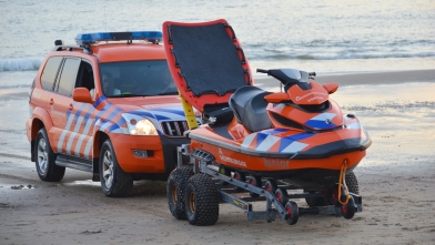 Strandwacht haalt rubberboot naar de kant