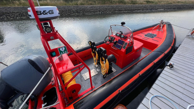 Reddingsboten varen uit voor zwemmer bij Zeelandbrug