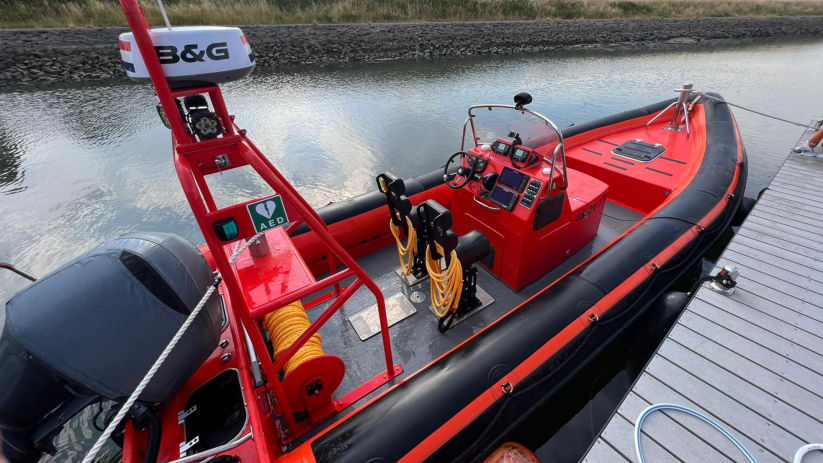 Reddingsboten varen uit voor zwemmer bij Zeelandbrug