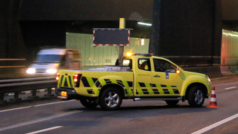 Auto in slip door aquaplaning Vlaketunnel (A58)