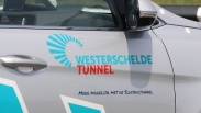 Auto Westerscheldetunnel in sloot op N62