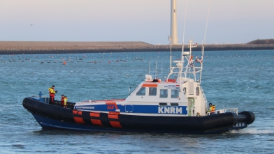 Zeiljacht in de problemen voor kust Renesse