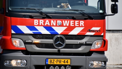 Brandend riet zorgt voor hinderlijke rook boven Waarde