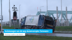 Vuilniswagen van de weg sluizencomplex Terneuzen